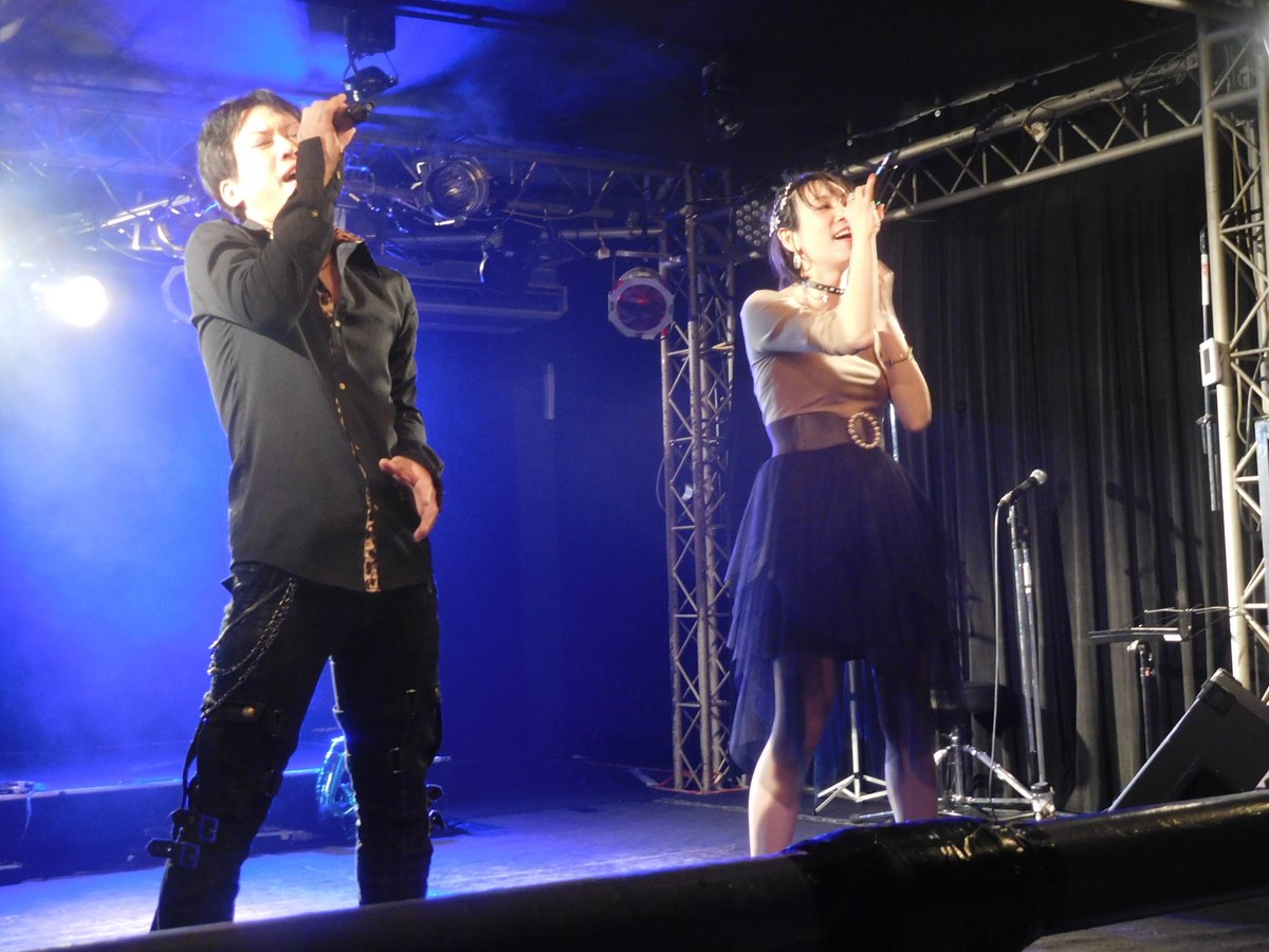 Treflemanager's tweet photo. 2020.2.22 Cosmetic Anime Tour #44 in 西九条BRAND NEW
DUAL SIGNAL
今回のみっつんはちょいとシックな色合いのお衣装。こーゆーのも良いわね。これまで散々撮り逃してきた、DSと言えば、とゆー瞬間をやっと撮ったどー！(3枚目と4枚目 笑)　#DUALSIGNAL　#猫イベ44 https://t.co/FYDIZYMVc9