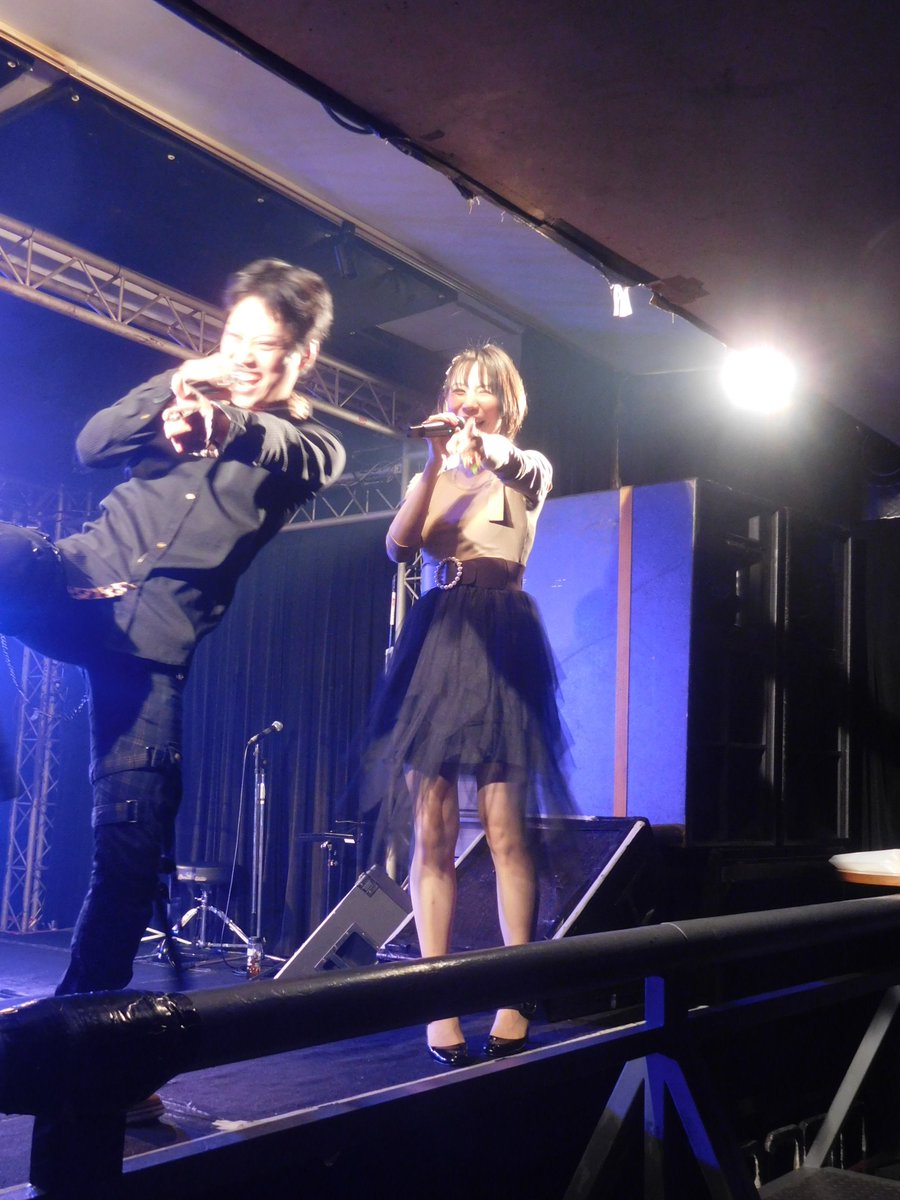 Treflemanager's tweet photo. 2020.2.22 Cosmetic Anime Tour #44 in 西九条BRAND NEW
DUAL SIGNAL
今回のみっつんはちょいとシックな色合いのお衣装。こーゆーのも良いわね。これまで散々撮り逃してきた、DSと言えば、とゆー瞬間をやっと撮ったどー！(3枚目と4枚目 笑)　#DUALSIGNAL　#猫イベ44 https://t.co/FYDIZYMVc9