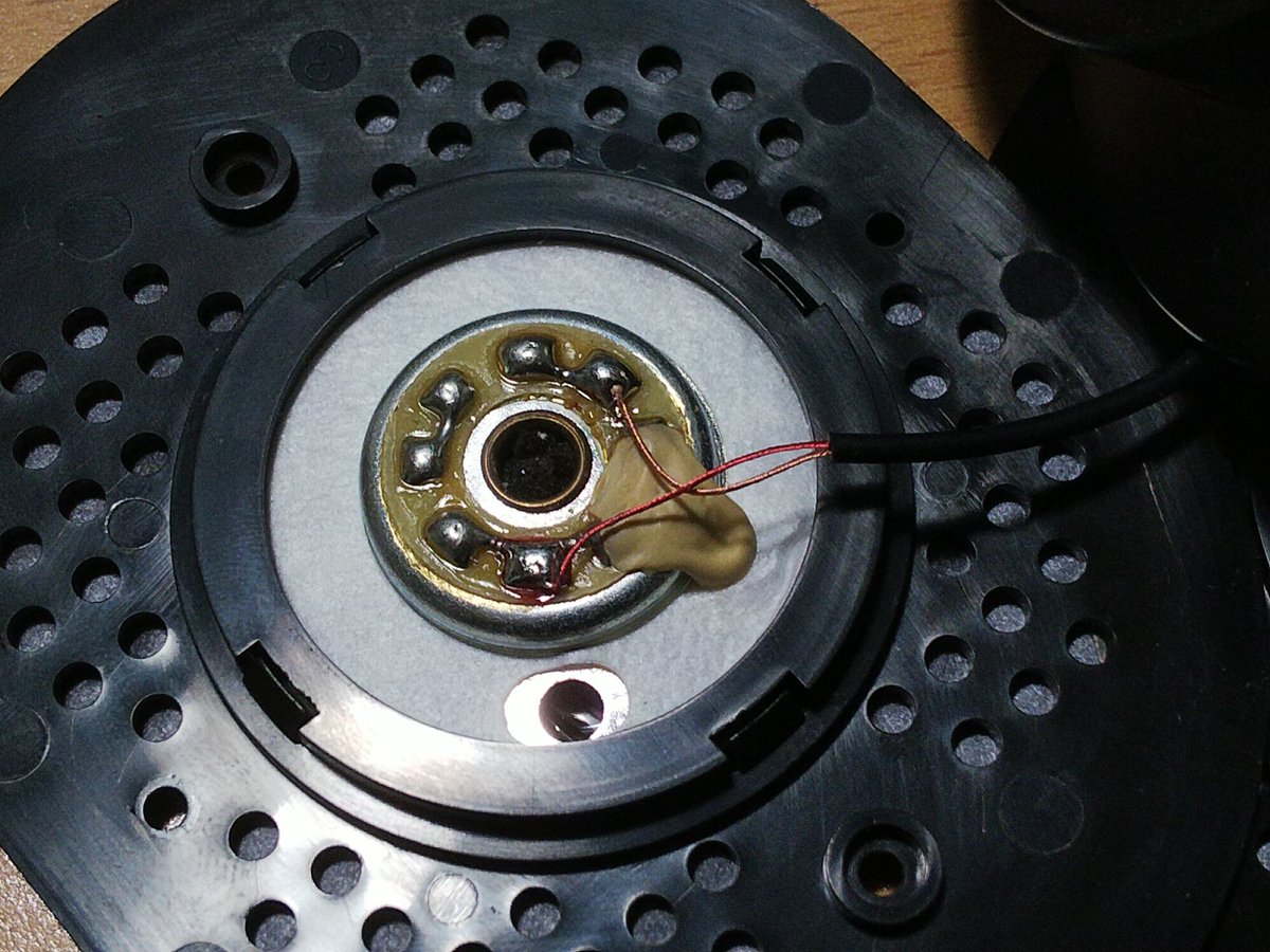 細かい音まで聞きたい時用のヘッドホンとしてMDR-7506を持っているのですが、いつの間にか右側のドライバー内部のパーツが壊れてカラカラいうように……
どうやら、モニターヘッドホンのMDR-CD900STの補修部品が使えるらしいので交換しようとしています。
まず結線を記録してバラす。 