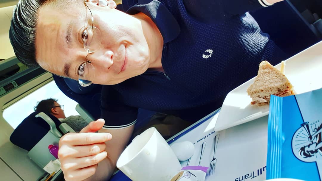 KokHwaLie's tweet photo. A bit of lunch, a spot of tea and even some studying...I do like first class. #firstclass #hull #tolondon #londonbound #london #uktour #KingAndI #kingandiuk #touringlife #TheKingAndI #actor #actorslife #workingactor #theatre #musical #KingandItour @Hull_Trains #kingscrossstation https://t.co/3SrGD3DqzU