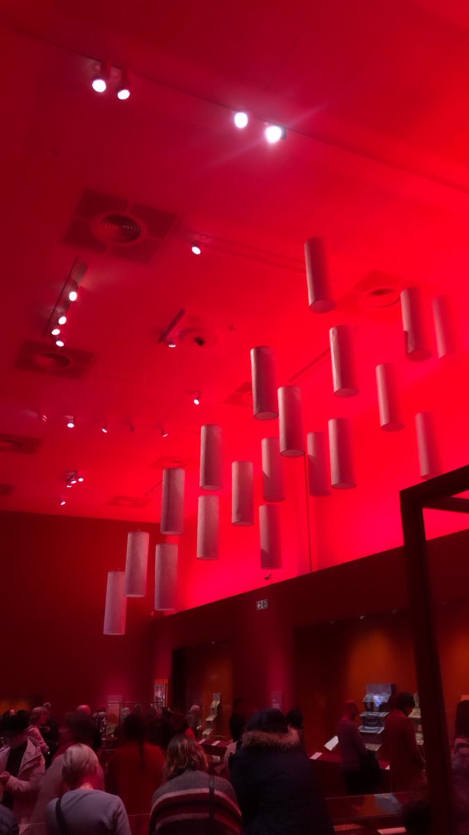 rust_london's tweet photo. 仏教展はこんなモダンな空間で開催されてます。 https://t.co/1Jdbyn3KPg