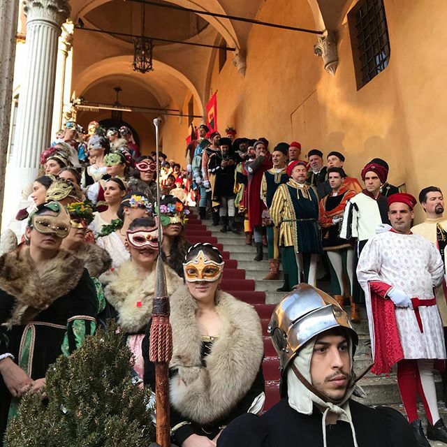 Un enorme grazie alla bravura e professionalità di tutti i nostri figuranti che ieri hanno animato il centro con la rievocazione storica del Carnevale degli Este.
Oggi si replica con nuovi spettacoli in vari palazzi ferraresi e nelle piazze, soprattutto … ift.tt/32uIMkp
