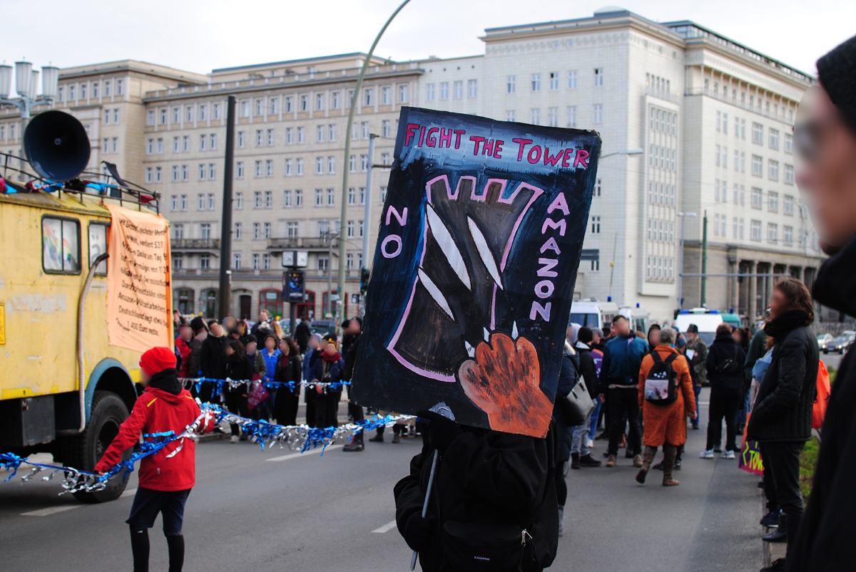 berlin_streets's tweet image. Ein paar Bilder von der #noAmazon Demo, die anfangs sehr schwer in Gang, auf der Strecke dann aber in Schwung kam, mit sehr guter, durchmischter Beteiligung von interessierten und informierten Menschen.
#b2202 #berlinvsamazon