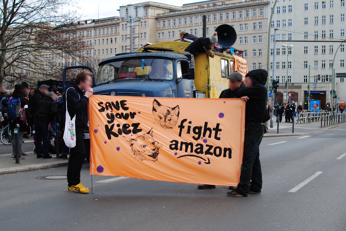 berlin_streets's tweet image. Ein paar Bilder von der #noAmazon Demo, die anfangs sehr schwer in Gang, auf der Strecke dann aber in Schwung kam, mit sehr guter, durchmischter Beteiligung von interessierten und informierten Menschen.
#b2202 #berlinvsamazon