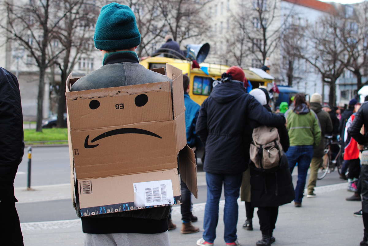 berlin_streets's tweet image. Ein paar Bilder von der #noAmazon Demo, die anfangs sehr schwer in Gang, auf der Strecke dann aber in Schwung kam, mit sehr guter, durchmischter Beteiligung von interessierten und informierten Menschen.
#b2202 #berlinvsamazon