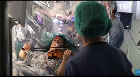 capsulasct's tweet photo. Una violinista ayudó a los médicos a no dañar una
importante zona de su cerebro tocando su instrumento
durante la operación para extraerle un tumor.
Más información este domingo a las 6:00 pm en nuestro programa #CapsulaSCT por @superstereo981
#Salud #Ciencia https://t.co/DtHmphMKOY