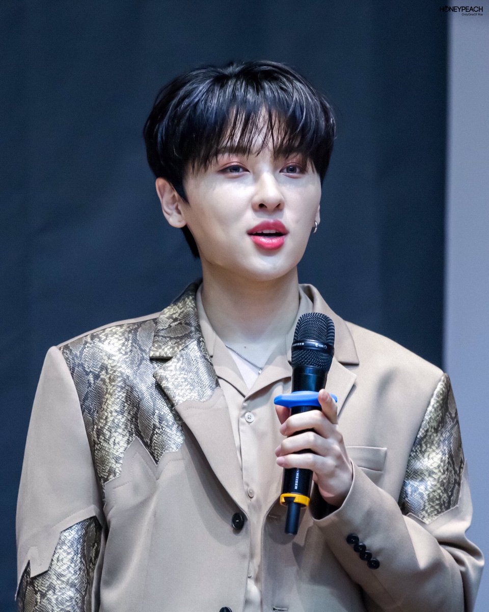 HoneyPeach116's tweet photo. 191214 목동 코바코홀 팬싸

#온리원오브 #리에 #OnlyOneOf #Rie #이리에 #이성호 #스위티리에
@OnlyOneOfmember https://t.co/SPKqltqSEW
