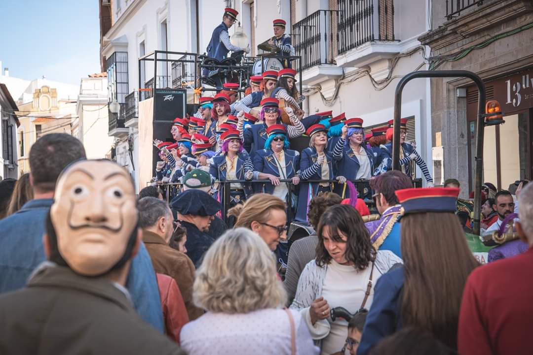 🎭 Carrusel de Coros con <a href="/ElCorodeMerida/">ElCorodeMérida</a> y <a href="/CoroMenosEsMas/">Coro Menos Es Más</a> #carnavalromano2020 #SalALaCalle