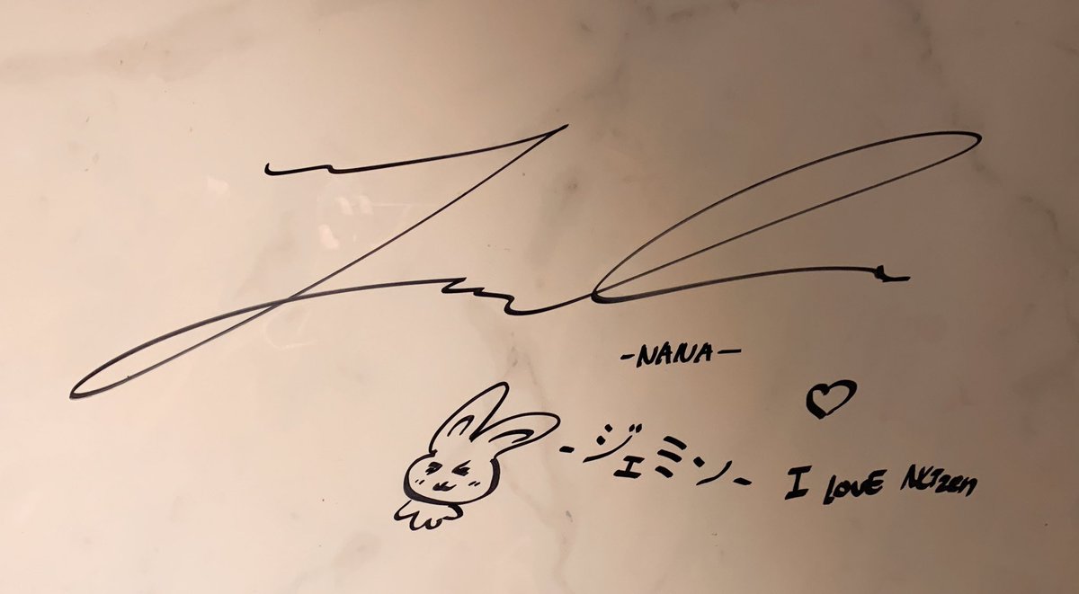 NCT Dream signed the floor(?) at SMT Tokyo, Jaemin signed his name