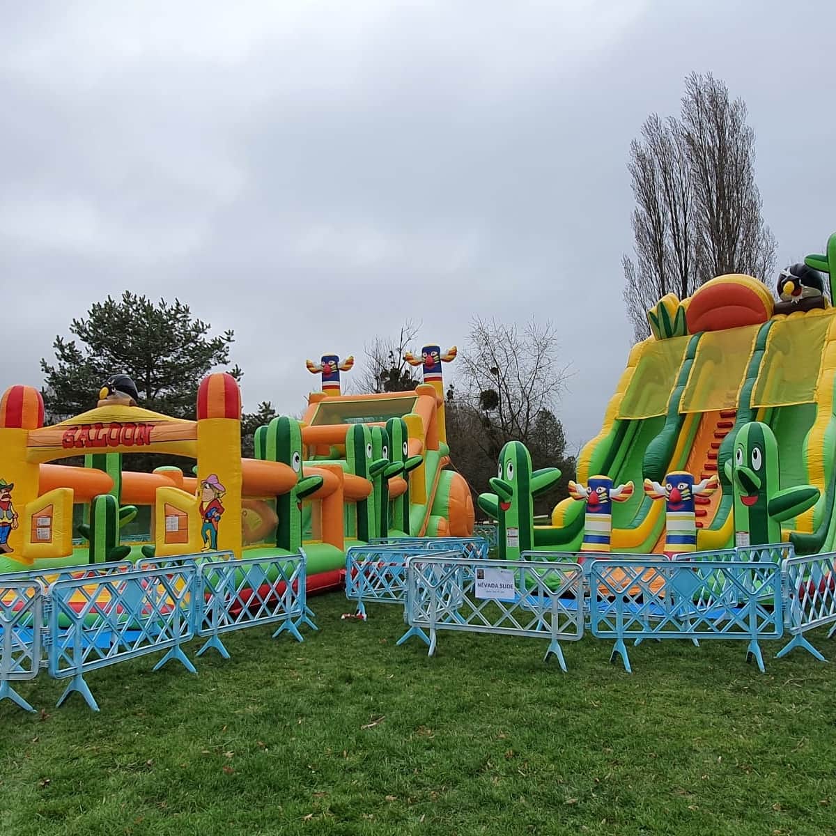 air2jeux's tweet photo. Toboggan géant, parcours, rodéo mécanique !!!!! Nous vous attendons pour le Meaux'Bile Tour Far West jusqu'à 18h sur Meaux !!!! #toboggangéant #parcoursgonflable #rodeomecanique #structuresgonflables #chateauxgonflables #meaux77 #seineetmarne #paris #animation #usa @air2jeux https://t.co/C4wo0LgDIe