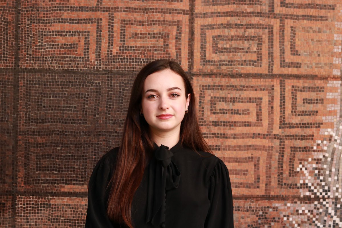 M2Dcan_Aix's tweet photo. Lucie Casalé, 22 ans.

#Hobbies : la #musique.

#Stage : recherche active dans le secteur de l'#industriemusicale.

#Avenir : #juriste dans le secteur musical. https://t.co/gTl0adCa7j