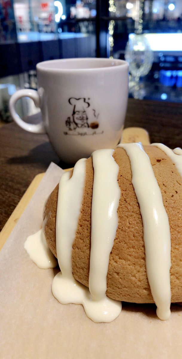 zahrasura's tweet photo. Prescribed : Three Times A Day! βοΈπ₯―π¦πͺ #KarakChai #CreamCheeseBun #MandatoryOrder #NoSharingAllowed #PappaRoti #DubaiMall #Dubai #ADecemberToRemember #Winter2019 #ZSTravels #DubaiDiaries https://t.co/SnzDAmgCL2