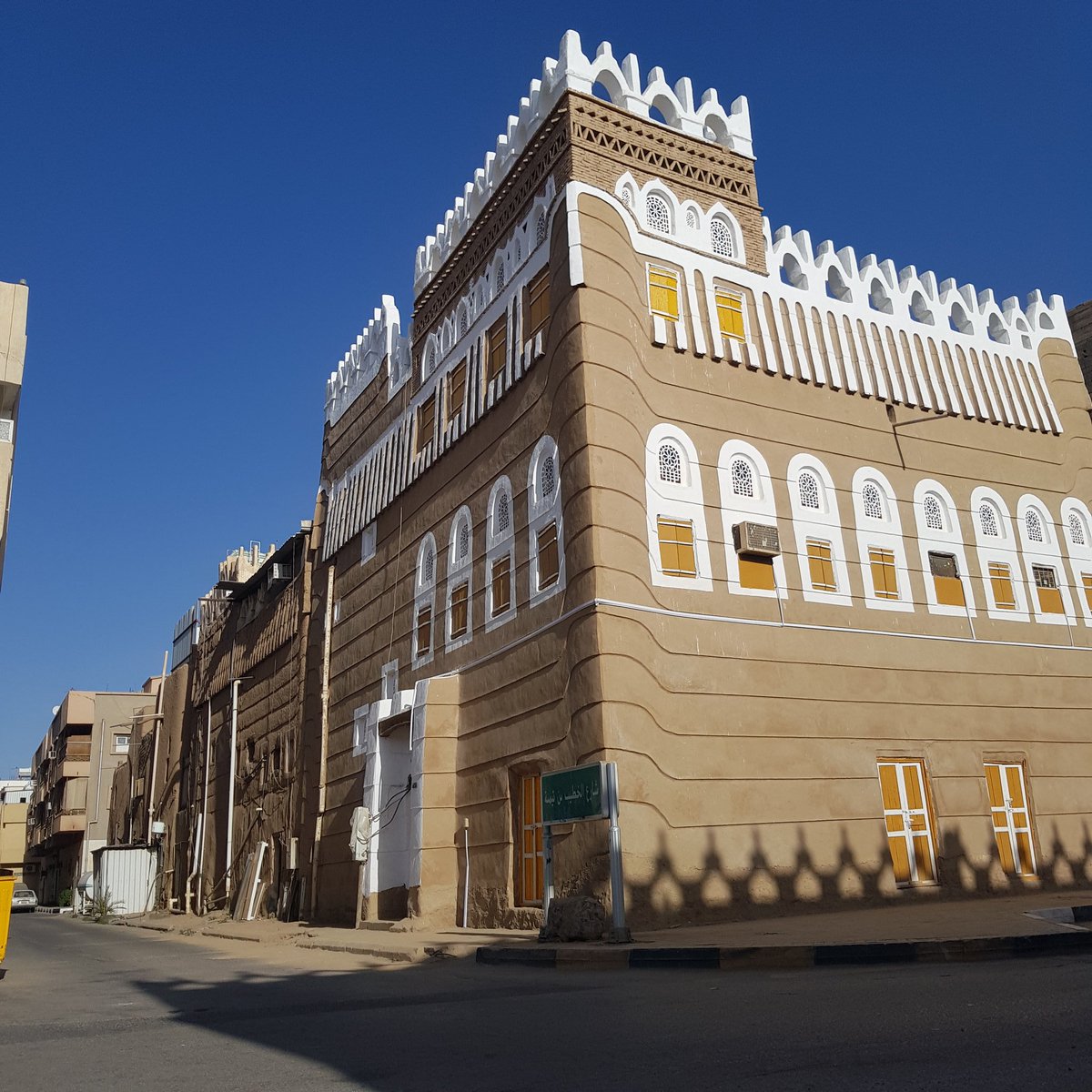 هذا بيت الوادعي  بابالسعود محمد صالح الوادعي أعاد اليه الحياة والجمال بيض الله وجهه اتمنى من ورثة عليان العمر وكيل إمارة نجران في عهد السديري ان يرممو منزل والدهم لانه  عاش حقبة من الزمن وتاريخ مجيد وكان يدير بعض أعمال الاداره من هذا المنزل