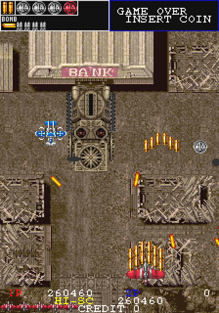 映画館に格納されていたボウガン戦車を生かさず殺さずで銀行に突っ込ませた後に破壊すると出現するのがマックスコイン。インストに記載があるが、コンティニュー時とこの場面しか登場しないレアアイテム。の時に取ればフルパワーアップ＆BOMB MAX1本追加。表か裏か、生か死か、という高い企画性。