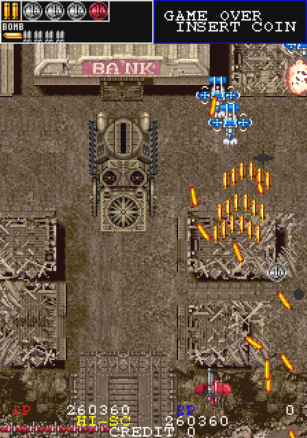 映画館に格納されていたボウガン戦車を生かさず殺さずで銀行に突っ込ませた後に破壊すると出現するのがマックスコイン。インストに記載があるが、コンティニュー時とこの場面しか登場しないレアアイテム。の時に取ればフルパワーアップ＆BOMB MAX1本追加。表か裏か、生か死か、という高い企画性。