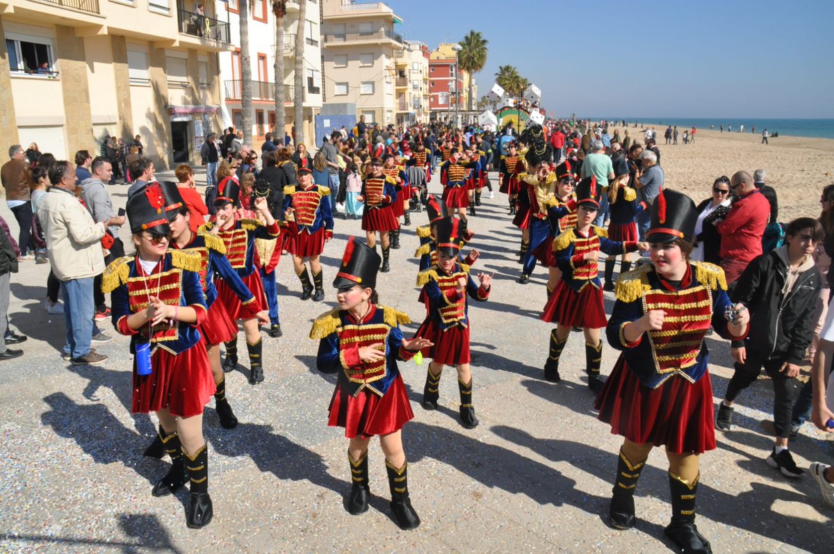 AjTorredembarra's tweet photo. 📷 🎉🎉#CarnavalTdb Espectacular Rua de #Carnaval d'aquest matí amb 2.102 persones en 24 carrosses i 6 comparses. A partir de les 17 h us esperem a la Batalla del Confetti #Torredembarra #Carnaval2020 #BaixGaià 👇🏻 https://t.co/iRupwCW7dM