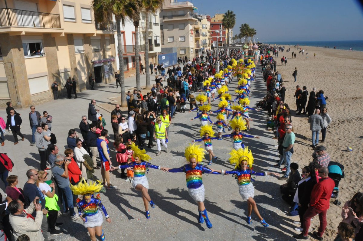AjTorredembarra's tweet photo. 📷 🎉🎉#CarnavalTdb Espectacular Rua de #Carnaval d'aquest matí amb 2.102 persones en 24 carrosses i 6 comparses. A partir de les 17 h us esperem a la Batalla del Confetti #Torredembarra #Carnaval2020 #BaixGaià 👇🏻 https://t.co/iRupwCW7dM