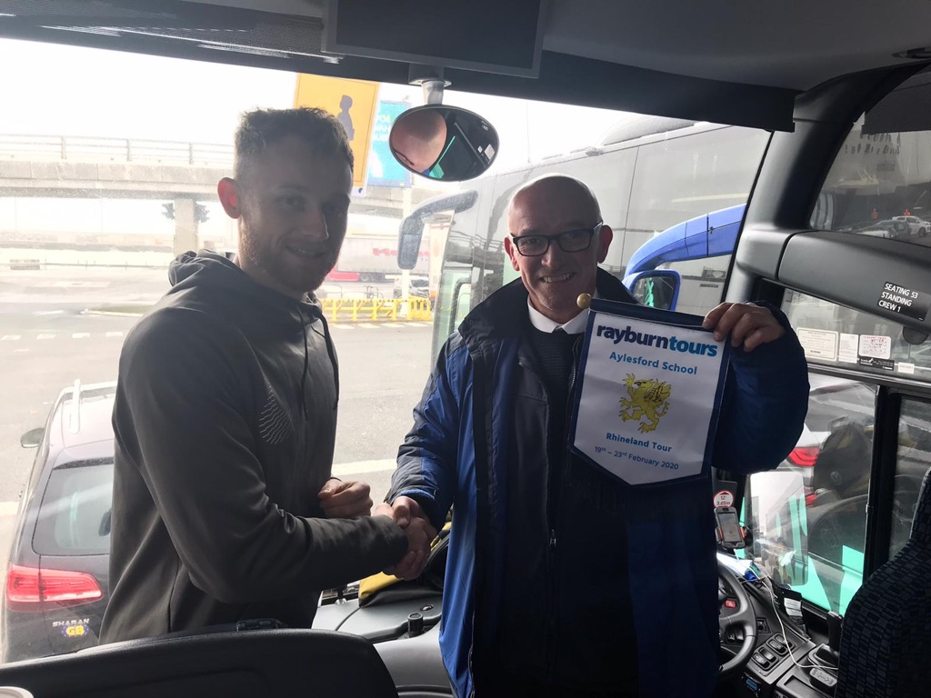 AylesfordTour's tweet photo. We need to say a big thanks to Dave, our superb driver. Just wish I could control a class like he controls a bus 🚌 https://t.co/AjRp8x0vqX