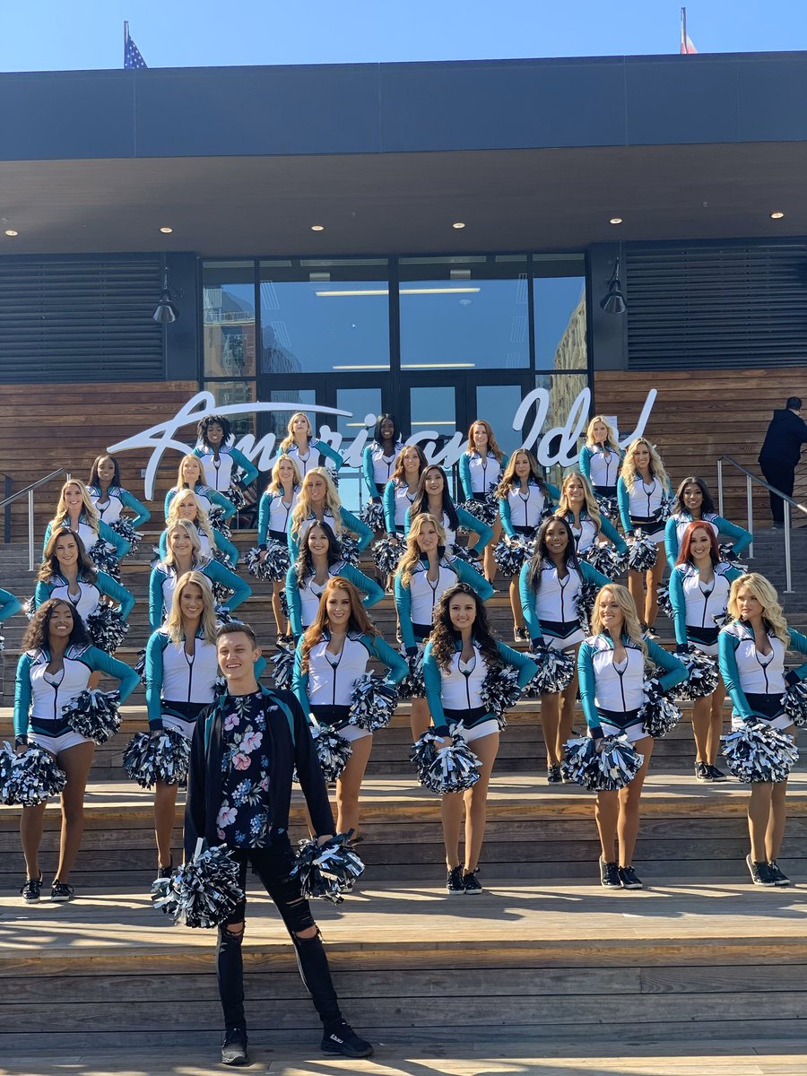 ktangkyle's tweet photo. please retweet this photo to bless someone’s timeline with the @EaglesCheer squad on this beautiful Sunday. https://t.co/FRuk80GDs8