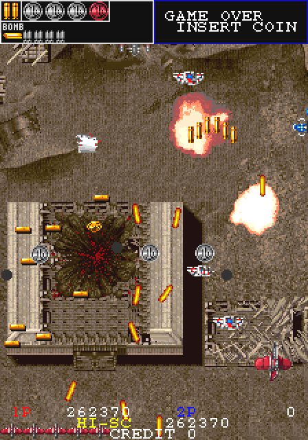 映画館に格納されていたボウガン戦車を生かさず殺さずで銀行に突っ込ませた後に破壊すると出現するのがマックスコイン。インストに記載があるが、コンティニュー時とこの場面しか登場しないレアアイテム。の時に取ればフルパワーアップ＆BOMB MAX1本追加。表か裏か、生か死か、という高い企画性。