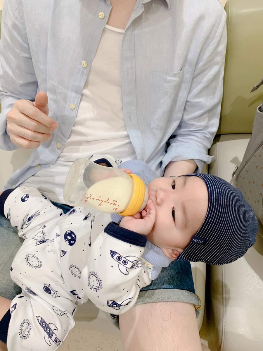 ดูท่านอนกิน สบายกว่านี้ไม่มีอีกแล้วน้องพีร์ 😆 #beamoiltwinbabies #pheethongtham