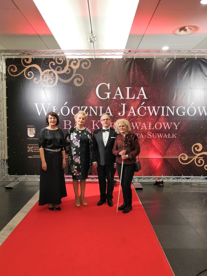 AwaBurnos's tweet photo. Poczytuję sobie za zaszczyt móc wręczyć Włócznię Jaćwingów  Irene Mickiewicz, dyr Samodzielnego Publicznego Zespołu Opieki Paliatywnej w Suwałkach.
Marszałka Artur Kosicki i  Zarząd reprezentowałam z Barbarą Sawicką Prezesem Związku Osób Niewidomych🌺
Dziękuję za zaproszenie. https://t.co/2pIzDJ95YG