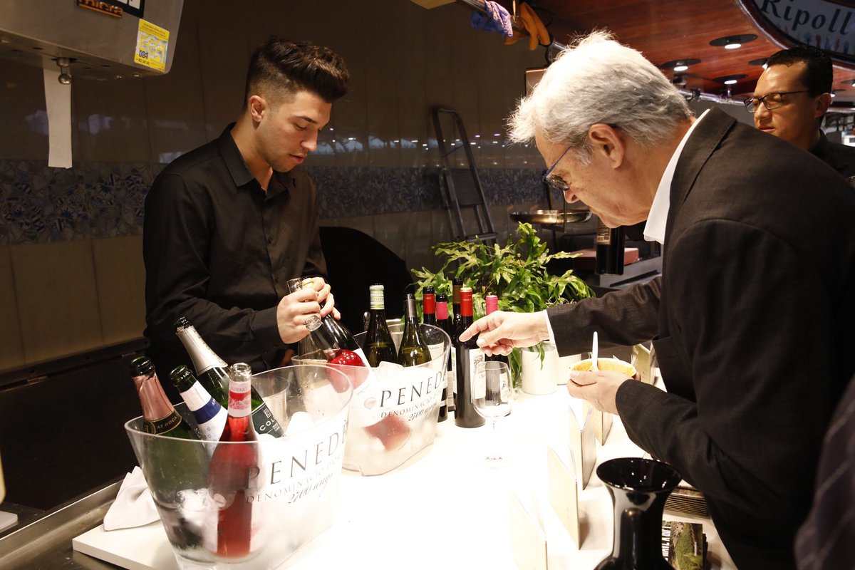 MWCapital's tweet photo. Los participantes de #mLunch disfrutan de los vinos @dopenedes
#boqueria180 https://t.co/BZkn7uHNdX