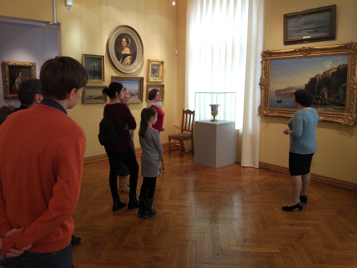 dogadinka's tweet photo. Сегодня в картинной галерее прошла благотворительная акция в честь Дня защитника Отечества. Для представителей сильной половины человечества вход на все выставки был бесплатным. А всех желающих в 15:00 пригласили на обзорную экскурсию по основной экспозиции музея https://t.co/Z8lty245Y3