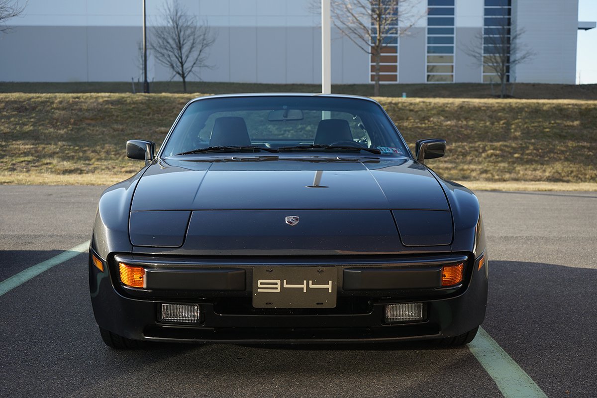 PCANational's tweet image. Day two of #TechTactics East 2020 is underway, and one dedicated member drove his 1986 #Porsche 944 to the event in the middle of a Pennsylvania winter to find out the latest in Porsche tech, edging closer to 293,000 miles! He&apos;s owned it since new. #PorscheClubOfAmerica