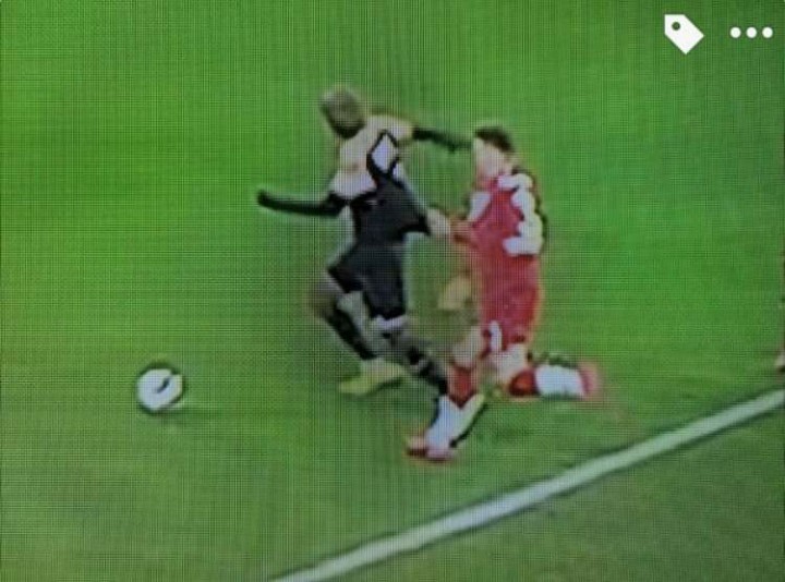 devierkantepaal's tweet photo. Strafschop of niet? Zé wordt duidelijk uit balans gebracht en mist zijn schot. #waarisdeVAR #STAANT #rafc #JPL https://t.co/PhEbOQfzYM