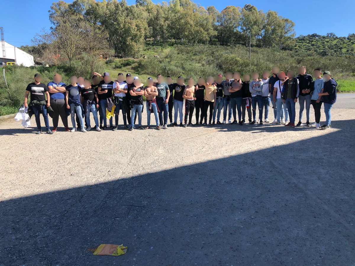 FrenteTiesoLPCF's tweet photo. On Tour Aroche. Lealtad, Fidelidad y Amor al Escudo👊🏼⚪️🔴

Honor a los desplazados🏴󠁧󠁢󠁥󠁮󠁧󠁿 https://t.co/V5mQ7rR5Fb