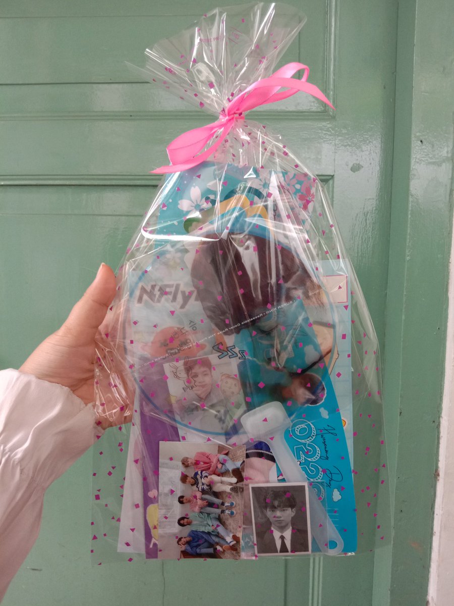 NFia_Jogja's tweet photo. Halo N.Fia~
salam istimewa ❤
Utk merayakan ultah Hweseung, kami mau berbagi kebahagiaan juga utk N.Fia yg tidak sempat datang hari ini.
Hadiahnya 1 set pribis #HowAreYoo 

Syaratnya
Follow, Like, RT, doa utk Hweseung❤

*ongkir sub 10k

Pengumuman tgl 28 Feb.
Flop? gak papa. https://t.co/J67RByYqN5