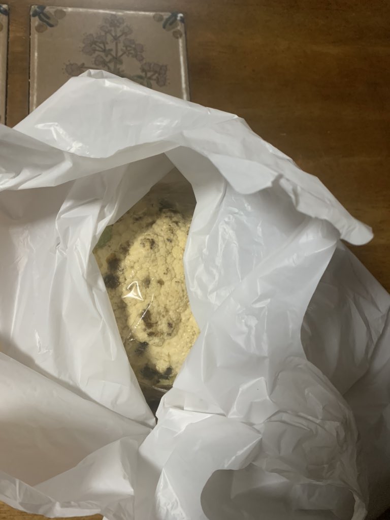 めちゃくちゃ酔っ払った帰りにメロンパンが食べたくなったので 買って帰ったら茹でて食べるタイプのメロンパンだった Togetter