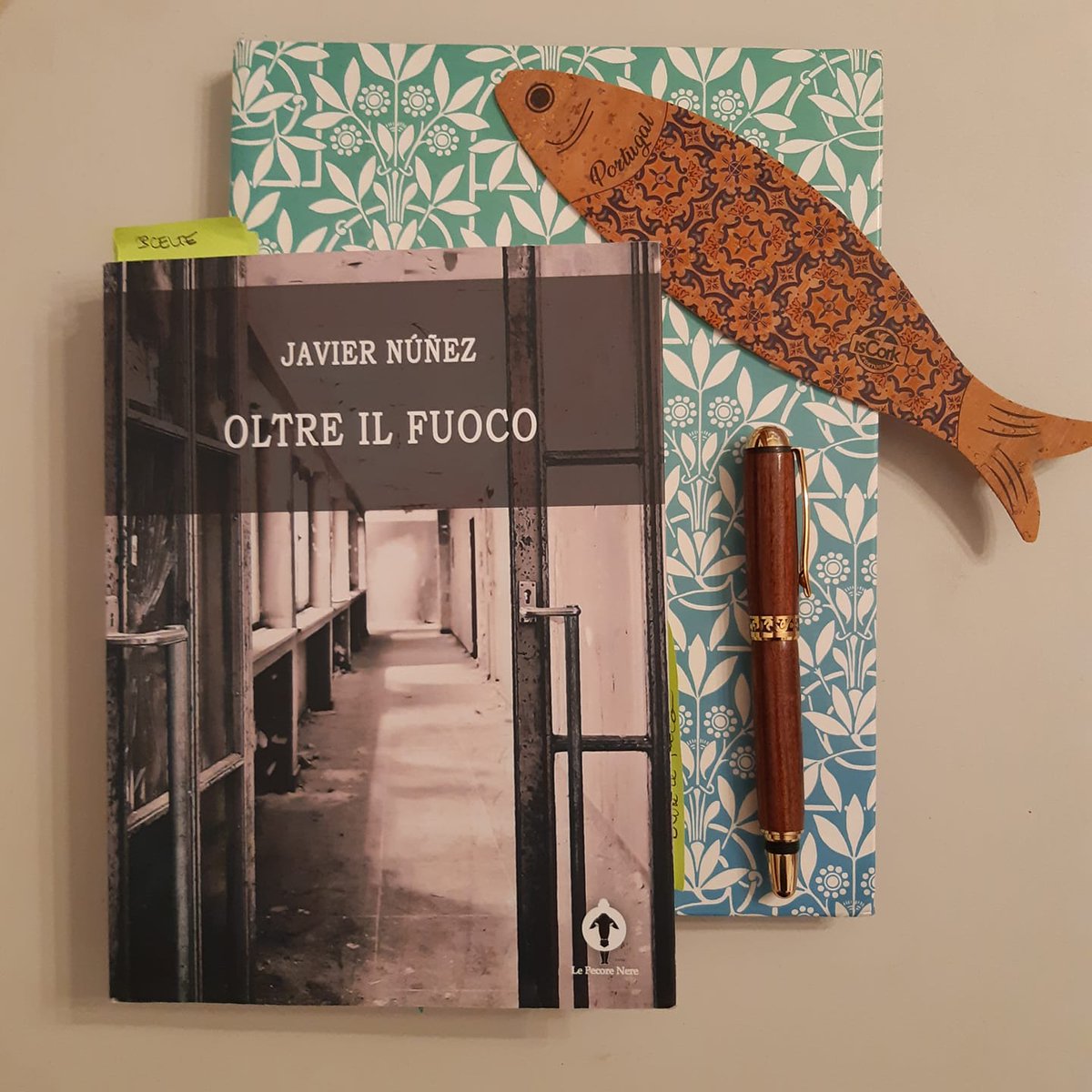 artist_room's tweet photo. "Prima di perdersi, un uomo aveva un nome.
Oggi, si fa chiamare #Pessoa".

L'ultimo #romanzo del #giornalista #argentino @javierenunez per la giovane casa editrice italo-argentina @LePecoreNere su @BooksAvenue.
   
https://t.co/SqjN8vPjVg https://t.co/ZsFDZXqa8k