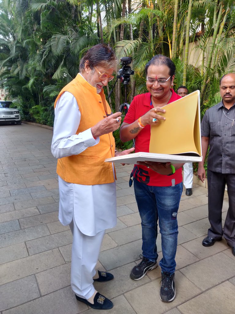 ashokmistry4545's tweet photo. Moment.. 
THE BOOK #B70 
#Autograph &amp; #AmitabhBachchan Sir 

@SrBachchan Thank you so much Sir 
🙏🏻🙏🏻🌷🌷🌷

Love and more ❤️❤️❤️❤️ https://t.co/58BH0sOVUs