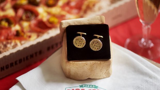 In honour of the leap year, Papa Johns has created 18K gold pizza-shaped cufflinks for women to propose with. Who would say yes if their partner got down on one knee with these beauties? 😂
#leapyear #papajohns #29Feb