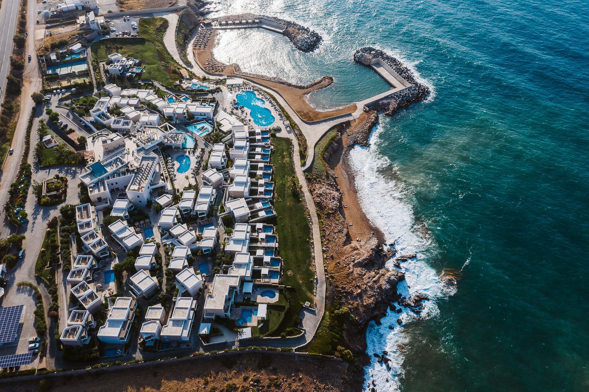 RoyalBlueResort's tweet photo. LDive right into the carefree Mediterranean lifestyle at the resort’s own maritime paradise, with a marina and three private beaches. https://t.co/uOmBnU3k4b 
#theroyalblue #royalblueresort #troulisroyalcollection #engangingcretansouls #luxuryresort #luxuryholidays https://t.co/DDVEV4W9YM