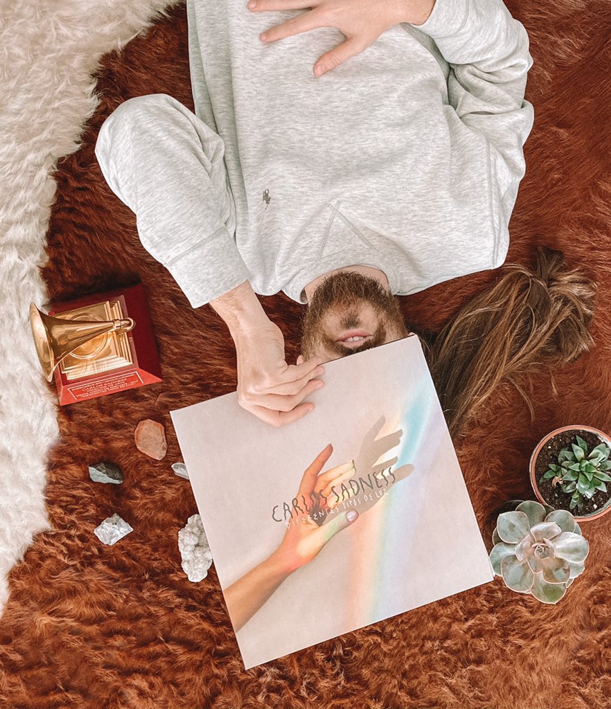 CarlosSadness's tweet image. 2 años del disco de querernos un poco solo nada más, de la física moderna, el amor papaya y el abstracto, del Hale Bopp y la semitransparencia, de la historia en los árboles de Pompeia y la Longitud de Onda. #DiferentesTiposDeLuz este disco...