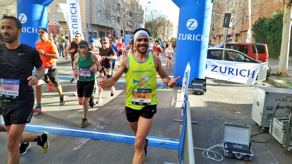 JaviRun42k's tweet photo. No salió lo esperado,hoy fue todo un desastre pero el maratón no son sólo cifras,hemos pasado un finde espectacular rodeado d la familia @DrinkingRunners Todos en meta con la mejor sonrisa 😁 y celebrando el sub3 de @santisanas cómo si fuera mío 💪
#kmsXalimentos #ComandoValencia https://t.co/taGqosJXBw
