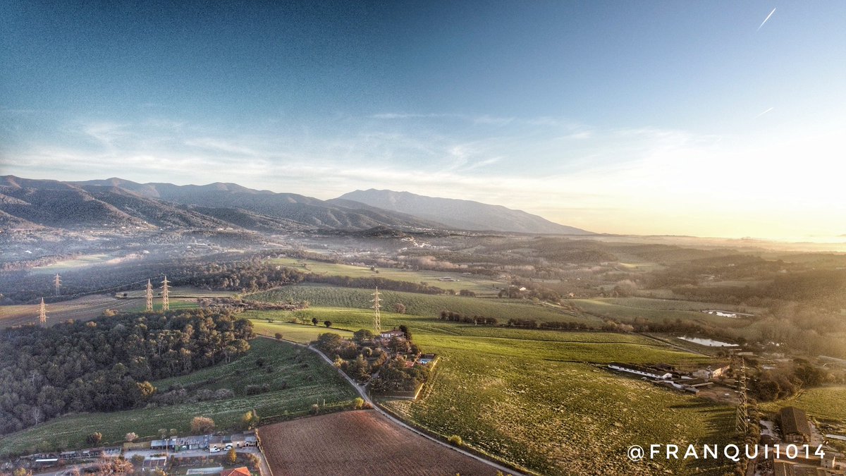 franqui1014's tweet photo. Guiteu @vallcarbonell. Imatge a 100 mts d'alçada des del turó de les mentides.
Als peus: a la dreta part de #marata, a l'esquerra part de #llerona.
Al fons: A la dreta #corrodamunt i a l'esquerra #samalus. https://t.co/Yv8WTfig2M