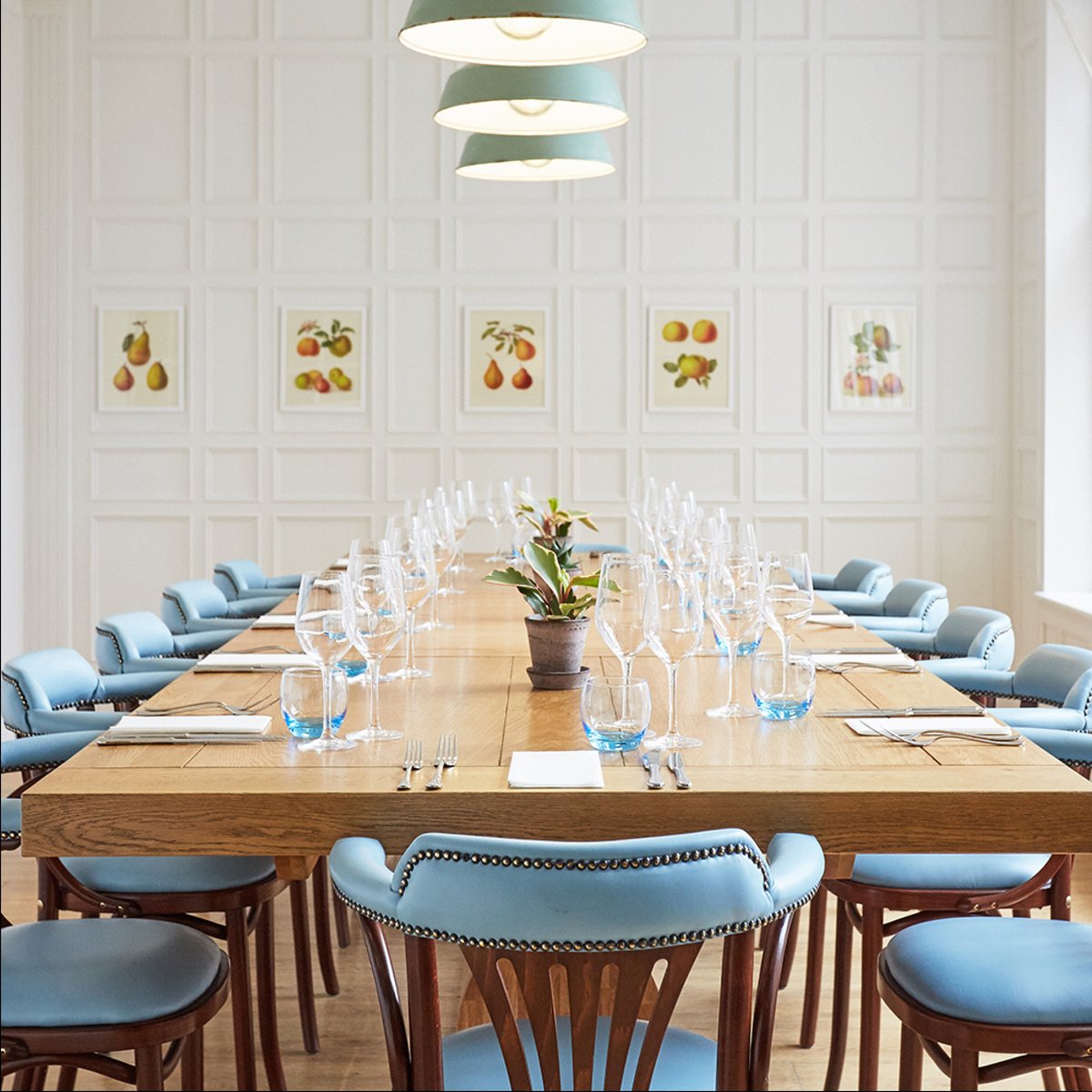 Looking for an elegant and exclusive space to celebrate a special occasion? Perfect for bridal showers, baby celebrations or birthdays get-togethers… Our private dining room is the one for you.
