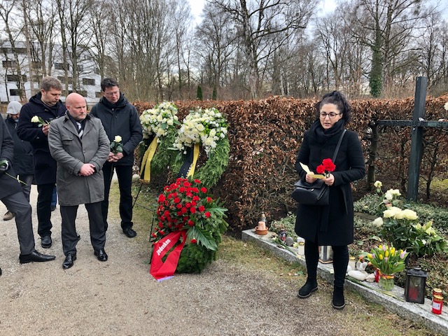 Wir haben heute den Widerstandskämpfern der Weißen Rose gedacht. Lasst sie uns Vorbilder sein! Lasst uns niemals das Ziel aus den Augen verlieren: #NiewiederFaschismus!
#WeißeRose #NieWieder #keinenmillimeternachrechts