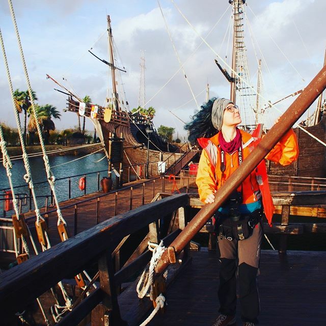 wyrypy's tweet photo. Pani Kolumb na Ninii, tej łupince, która wróciła do Europy. Szkoda tylko, że narobiliśmy syfu po drugiej stronie Oceanu. 
Mrs Colombus on Niña ship, Huelva. 
#campertrip #fototerapia #journey #trip #podroz #podrozowanie #mytrip #travel #wandering  #memories #takbyło #happine… https://t.co/XyYwkTK27t
