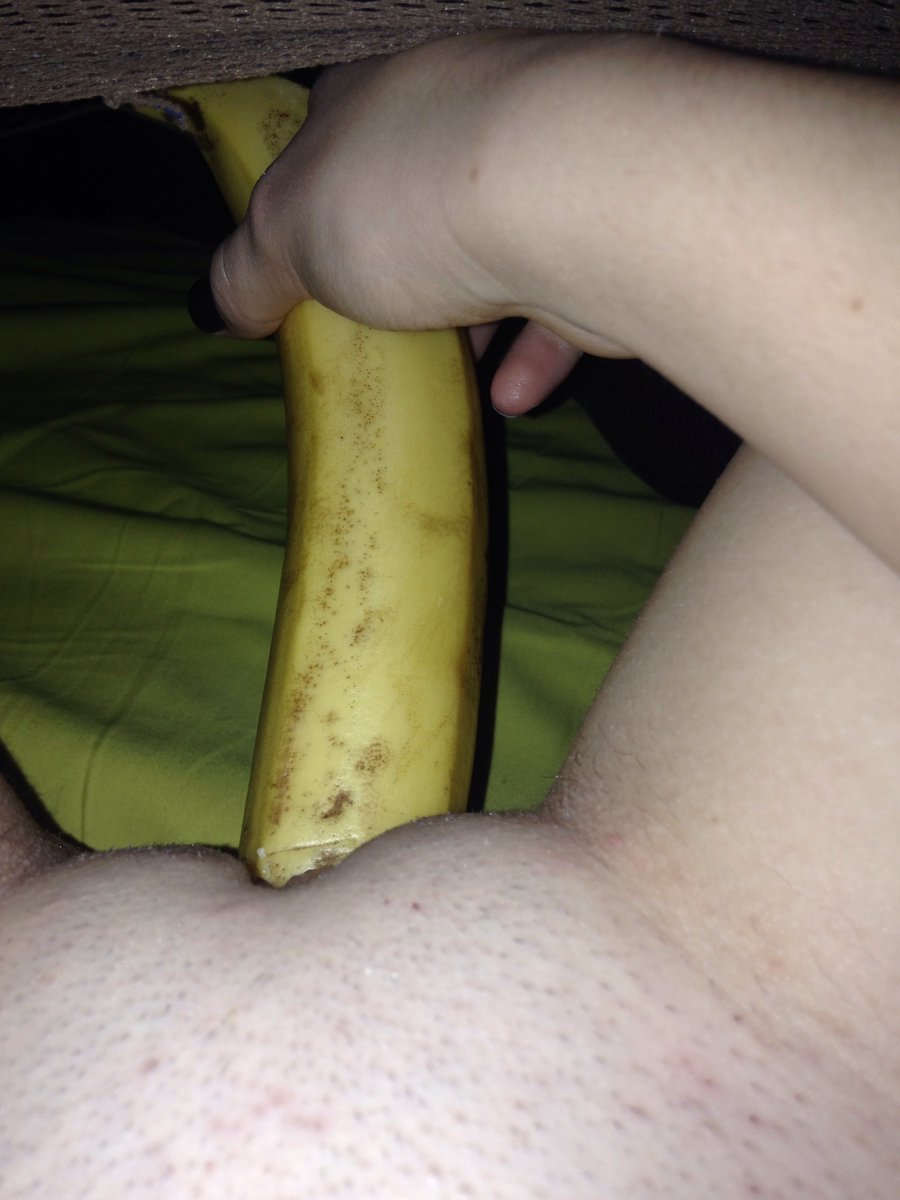 LunitMathilde's tweet image. humm quel plaisir de se rentrer une banane dans mon petit minou mouiller