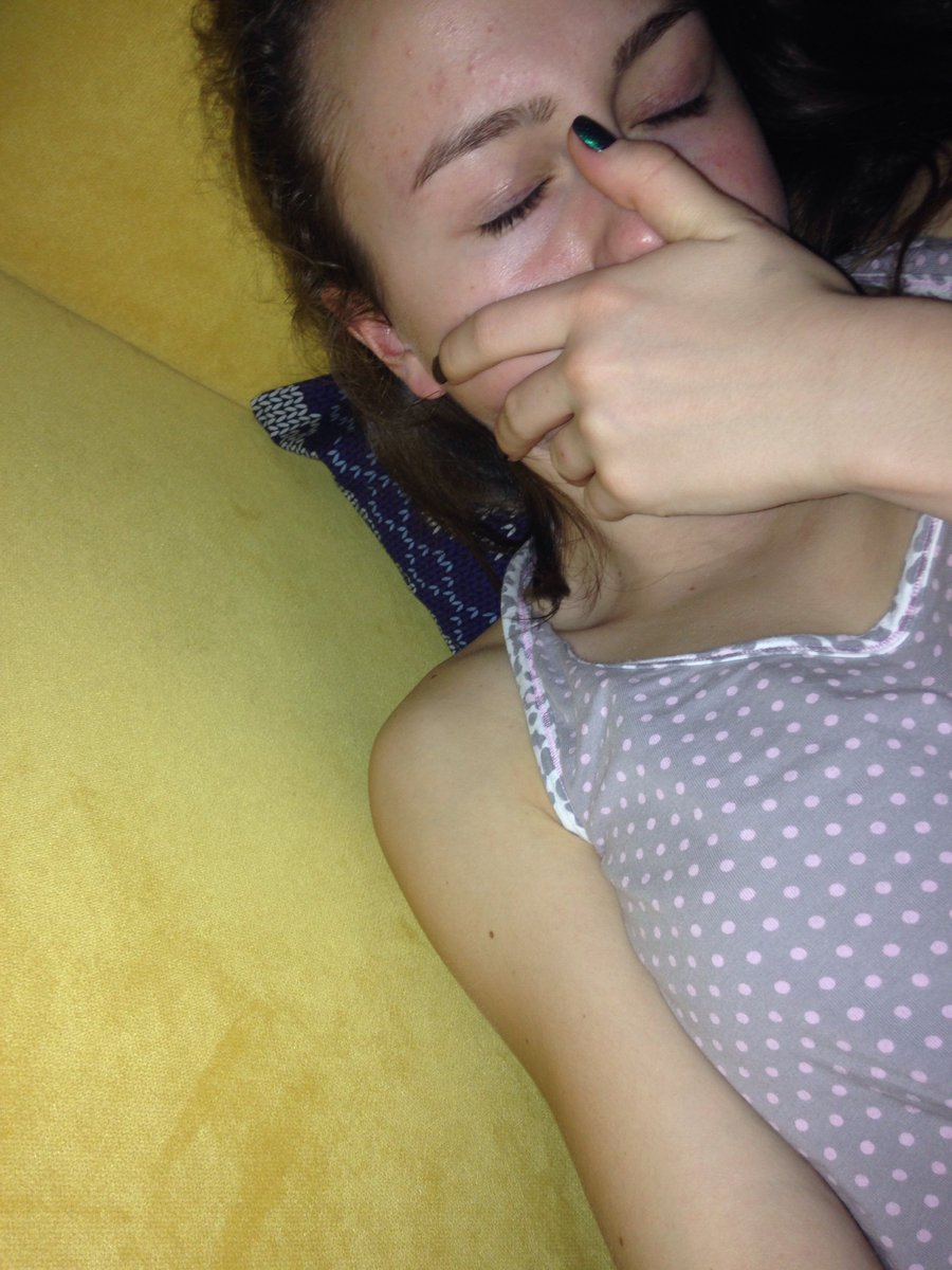 LunitMathilde's tweet image. humm quel plaisir de se rentrer une banane dans mon petit minou mouiller