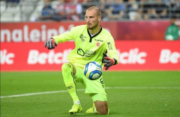 LeTourDesStats's tweet photo. Rajkovic devient le 7e gardien invaincu face aux Verts en 2020 après 45 min de jeu (en L1). Il rejoint Oukidja, Larsonneur, Sels, Mandanda, Lafont et Rulli. (Soit 7 des 8 gardiens affrontés par l'ASSE cette année). 

Seul Bernardoni fait moins bien (2 buts encaissés).

#ASSESDR https://t.co/BIzRoiOhsw