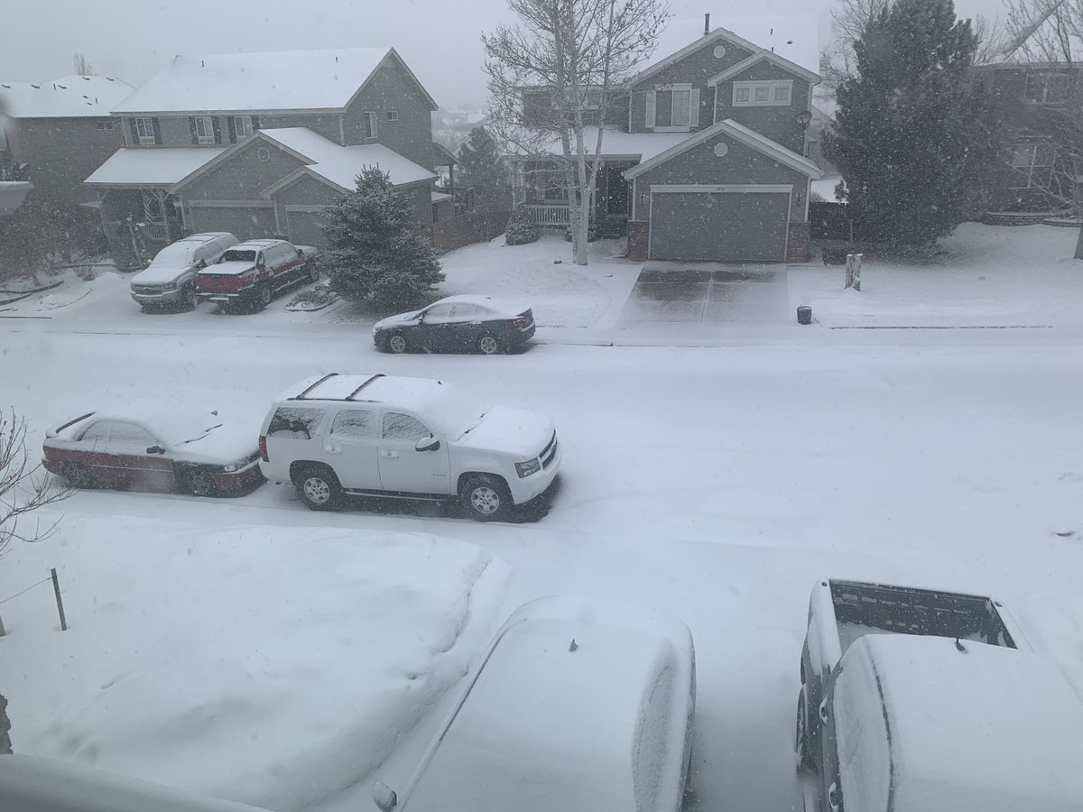 What a difference an hour makes.  #Snow started falling at 7am.  #cowx ⁦<a href="/DenverChannel/">Denver7 News</a>⁩