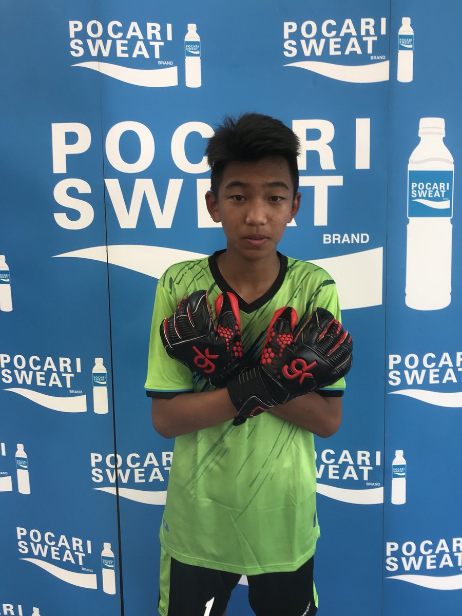 GDGoalkeeping's tweet photo. Min Hein playing in his GDGK red venom goalkeeper gloves at his international tournament in Bangkok.

#gdgk #venom #goalkeeper #gkgloves #training #matchday #competition #grip #handling #shotstopping #youth #grassroots #football https://t.co/IzQ4DwU9VV