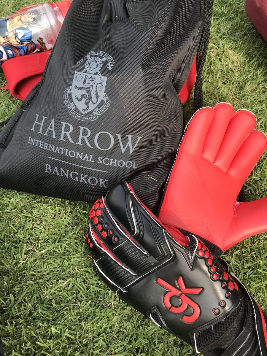 GDGoalkeeping's tweet photo. Min Hein playing in his GDGK red venom goalkeeper gloves at his international tournament in Bangkok.

#gdgk #venom #goalkeeper #gkgloves #training #matchday #competition #grip #handling #shotstopping #youth #grassroots #football https://t.co/IzQ4DwU9VV