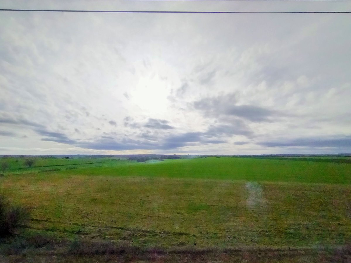 Blijdorper's tweet photo. Na Valence gaat het zonder stop snel door naar Parijs en nemen de hoeveelheid heuvels en kastelen af en de wolken toe #spanjepertrein #sp0220 https://t.co/Pc2v482GcC